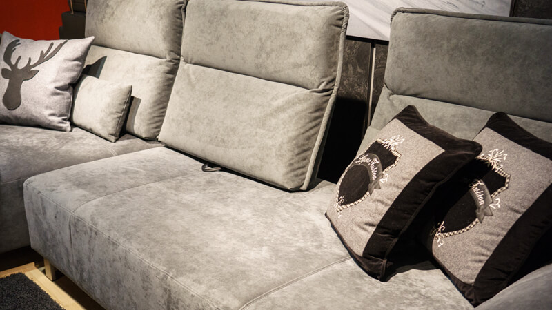 Nahaufnahme von Sofa Belug in Alcantara grau