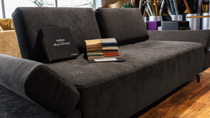 Carl zeigt’s der Möbelstoff Alcantara c. Flasche die Sofamacher
