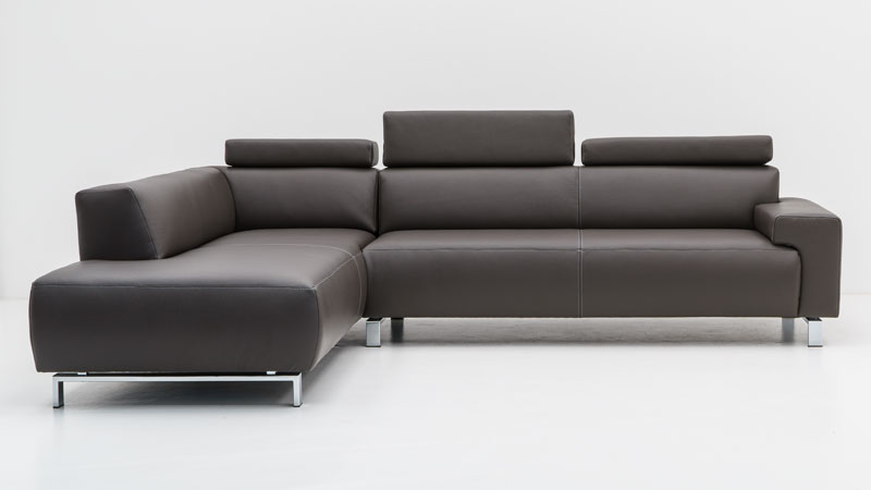 Sofa Signum ist bezogen in Leder Jumbo taupe mit Effektnaht