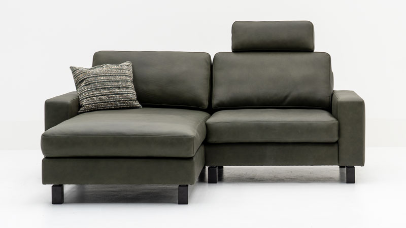 Sofa Menta ist bezogen in Leder Manitou oliv