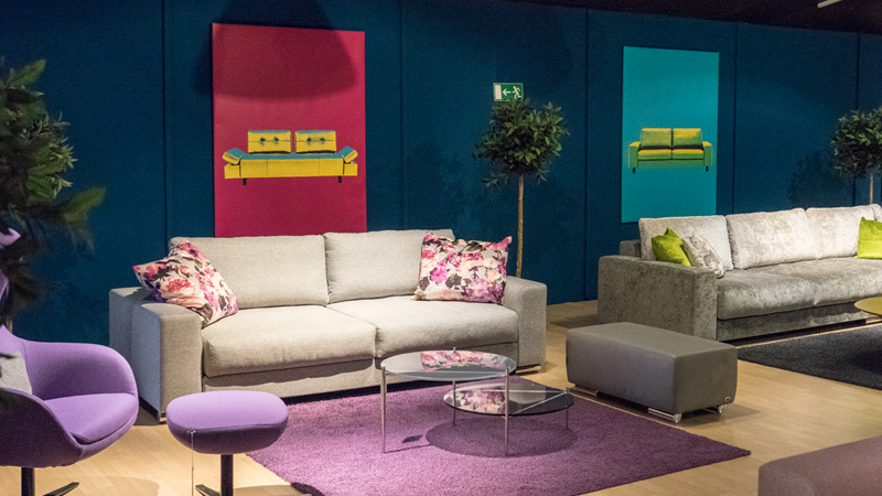 Showroom Rehlingen mit neuen Leinwänden und Wandfarbe