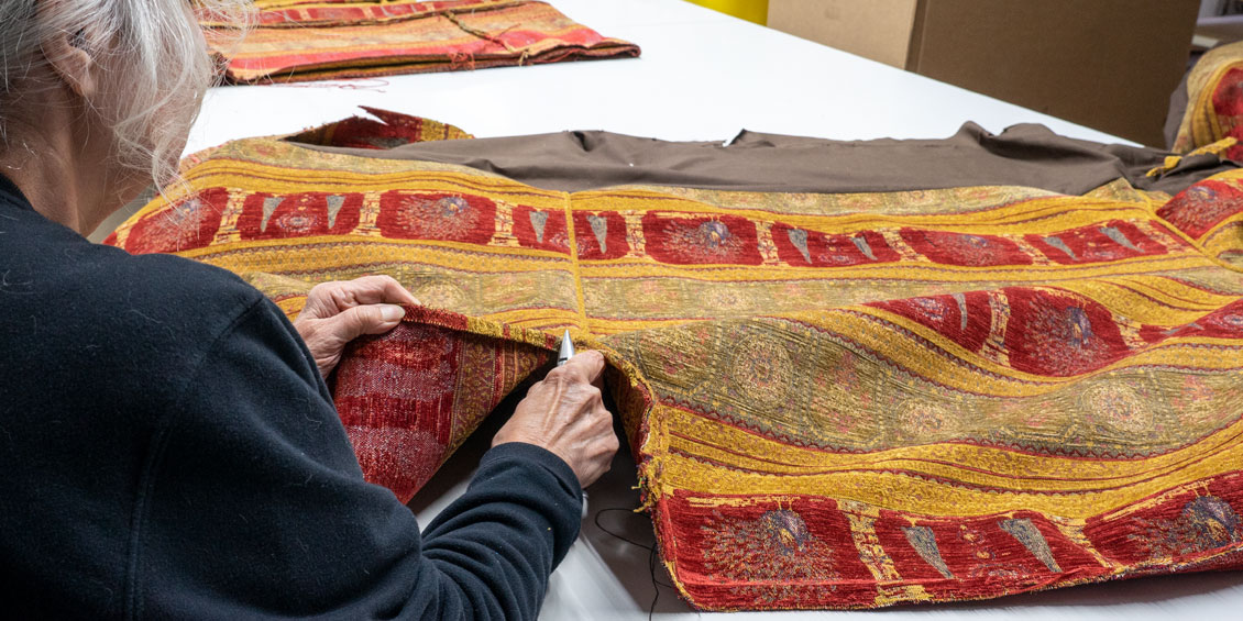 Näherin trennt den alten Sofabezug auf