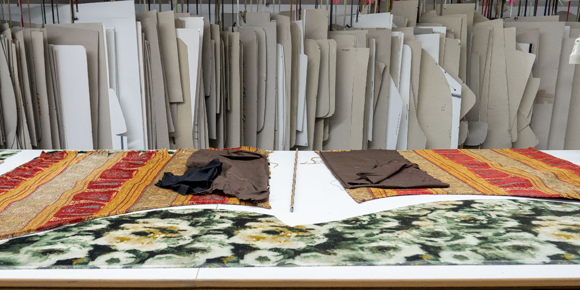 Stoff liegt auf Tisch im Hintergrund sind Schablonen zu sehen