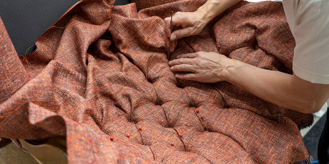 Neubeziehen der Knopfheftung im Rücken vom Chesterfiel-Sessel im Stoff Joop! Empire orange meliert