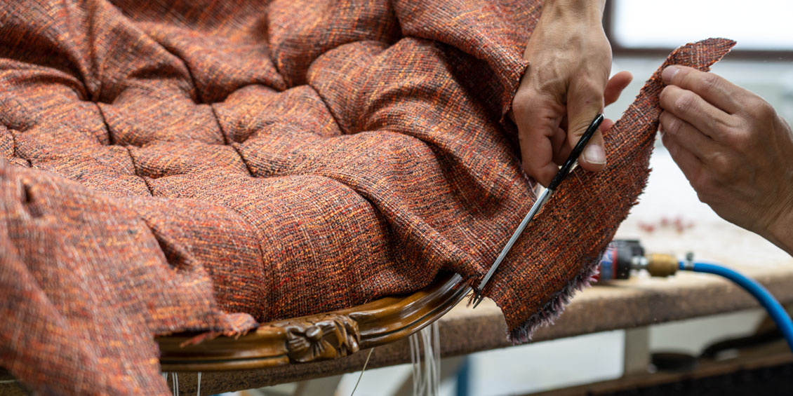 Neubezug eines Chesterfield-Sessels zuschneiden vom Stoff
