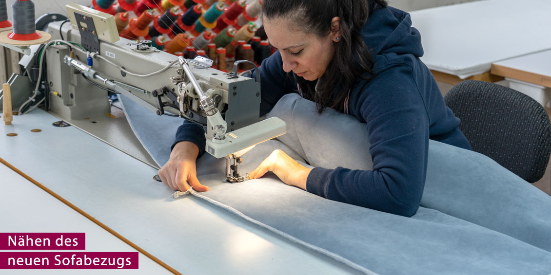 Näherin näht den neuen Sofabezug