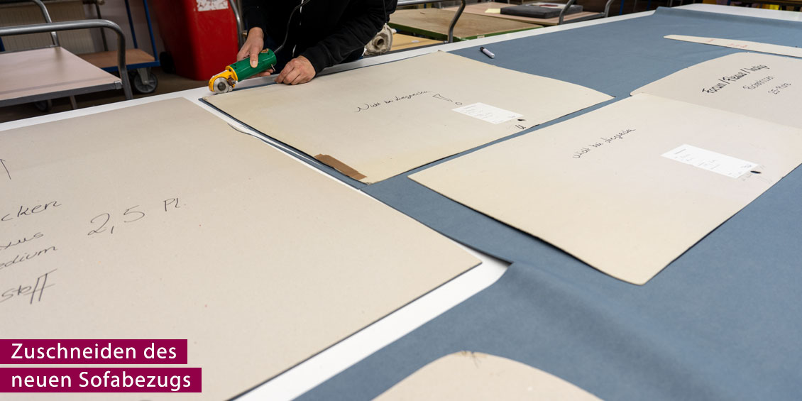 neuer Sofabezug wird mit Schablonen zugeschnitten