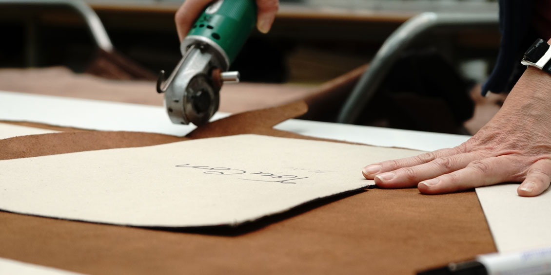 Zuschnitt des neuen Bezuges von Sessel Toulon