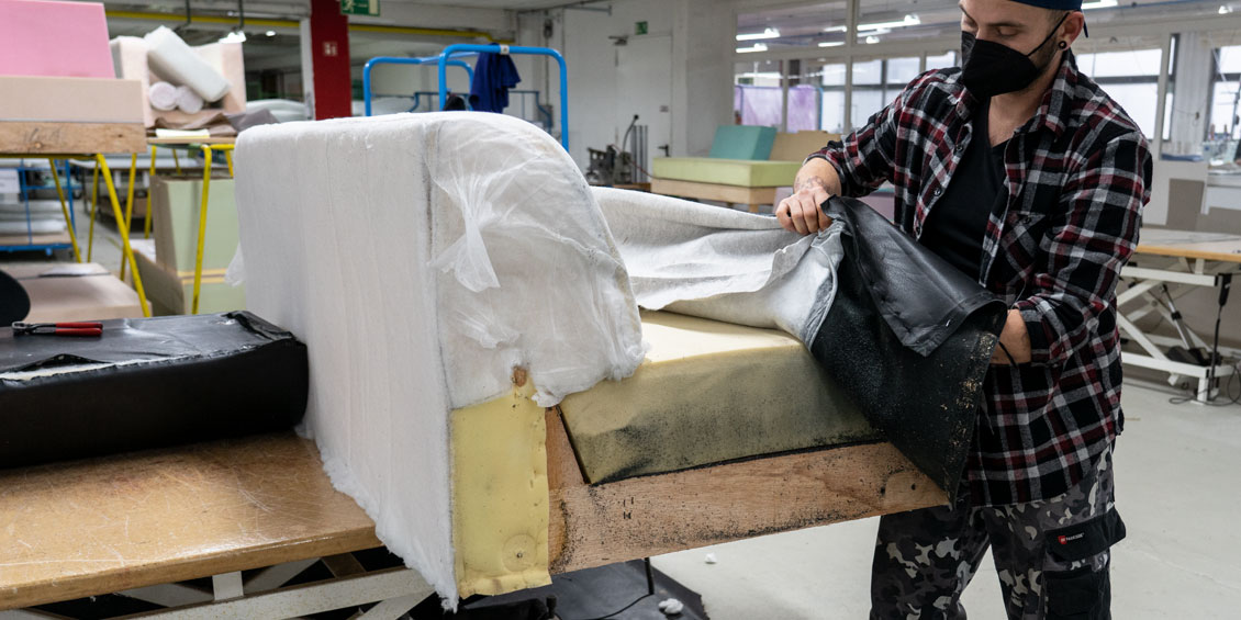 Abziehen des alten Lederbezugs vom Modell Villa