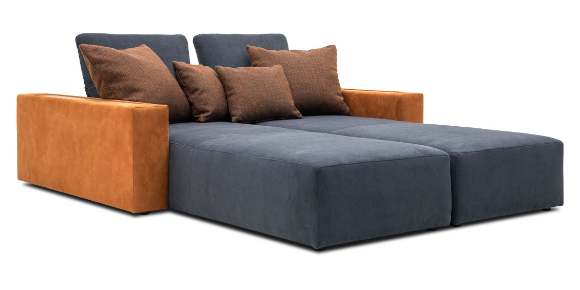 2 Liegesofas mit extra angefertigten Armlehnen und Armlehne Fugo als Rückenlehne