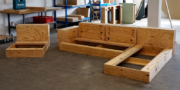 neues Modell Carlo steht in der Schreinerei als nacktes Holzgestell auf den Boden