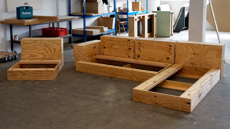 neues Modell Carlo steht in der Schreinerei als nacktes Holzgestell auf den Boden