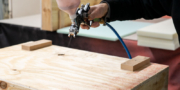 das nackte Holzgestellt wird mit Schaumstoff verklebt