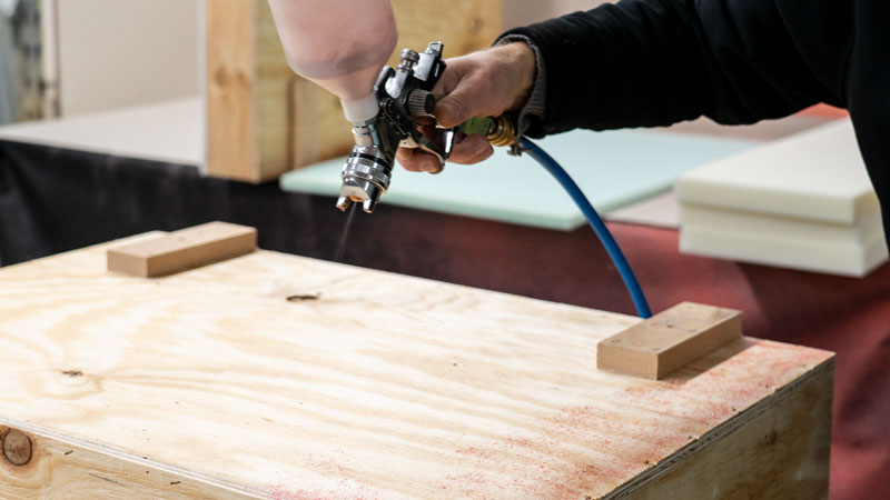 das nackte Holzgestellt wird mit Schaumstoff verklebt