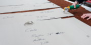 der Cord-Stoff wird mit Schablonen zugeschnitten