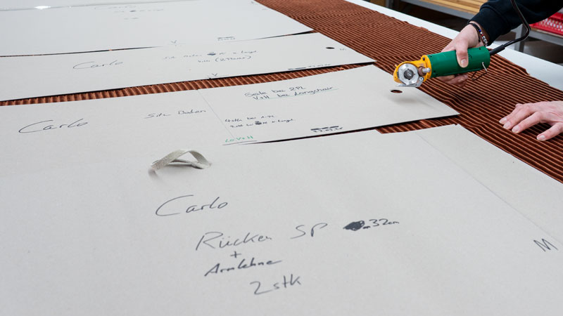 der Cord-Stoff wird mit Schablonen zugeschnitten
