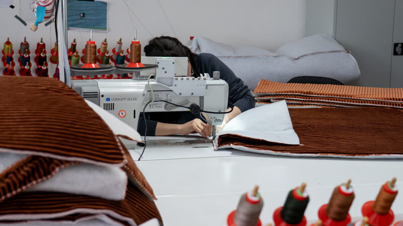 der Cord-Stoff wird zusammen genäht und bildet den Bezug für das neue Sofa Carlo