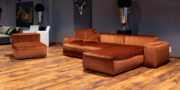 neues Lounge-Sofa Carlo ist bezogen in Cord Stoff kupfer und steht in unsreren Showroom zum Probesitzen bereit