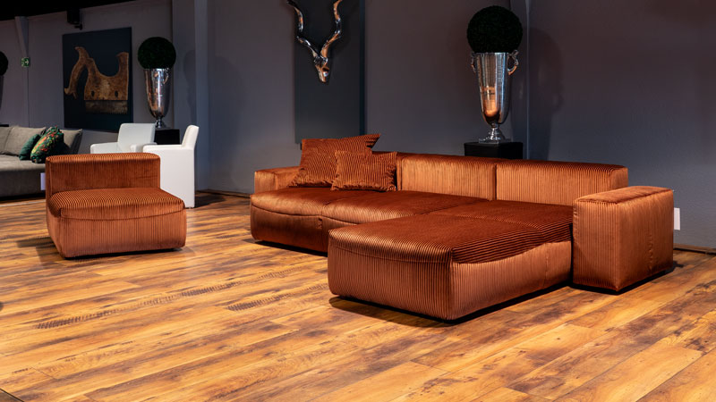 neues Lounge-Sofa Carlo ist bezogen in Cord Stoff kupfer und steht in unsreren Showroom zum Probesitzen bereit