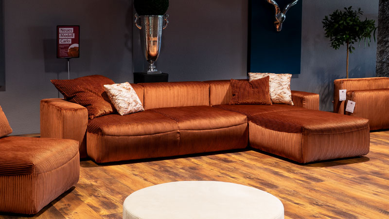 neue Lounge-Sofa Carlo als große Wohnlandschaft steht in unseren Showroom in Rehlingen zum Probesitzen bereit