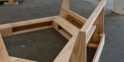 Detailbild vom Rahmen aus Buchenholz vom neuen Sofa-Modell Delta