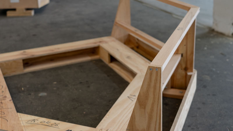 Detailbild vom Rahmen aus Buchenholz vom neuen Sofa-Modell Delta