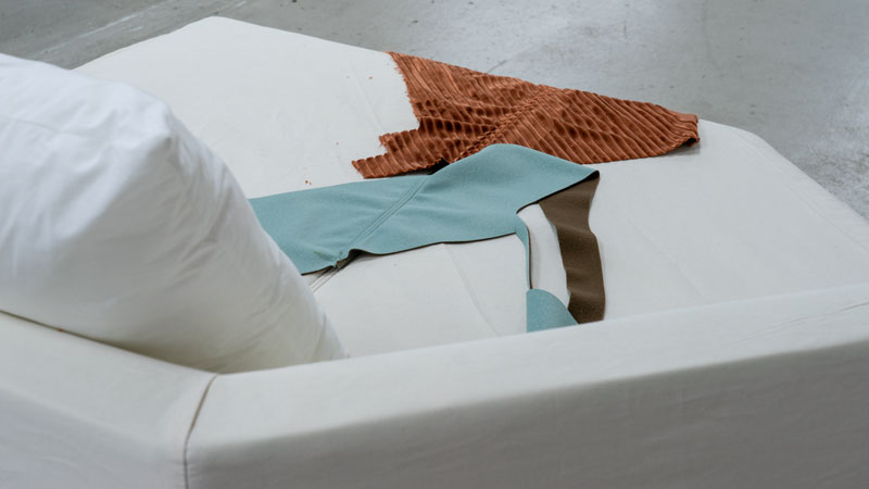 Detailbild vom neuen Sofa Delta, hier werden unterschiedlcihe Stoff und Nöhte ausprobiert