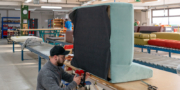 Spannstoff wird unter Sofa Delta getackert