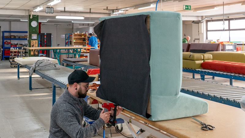 Spannstoff wird unter Sofa Delta getackert