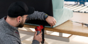 Detailbild vom anbringen des Spannstoffes in unserer Produktion in Rehlingen