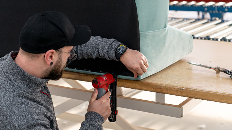 Detailbild vom anbringen des Spannstoffes in unserer Produktion in Rehlingen