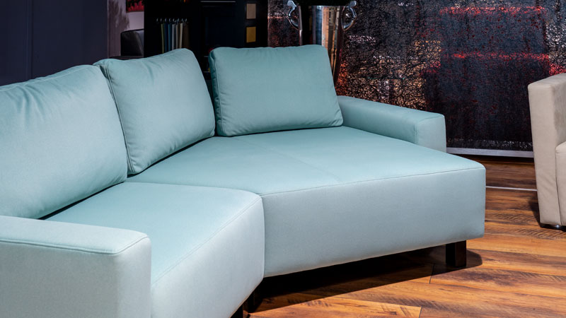 Detailbild vom asymmetrischen Design, Trapezform von Sofa Delta
