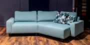 Sofa Delta steht in unseren Showroom zum Probesitzen bereit, ist bezogen im hellbaluen weichen Stoff