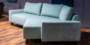 seitliche Ansicht von Sofa Delta in unseren Showroom, es ist bezogen im hellbaluen weichen Stoff