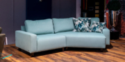 Sofa Delta ist bezogen im hellblauen Stoff Fellow und steht in unserem Showroom zum Probesitzen bereit