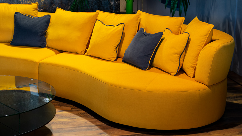 Neues Modell Palazzo Detailbild vom Sofa in Stoff Malou gelb