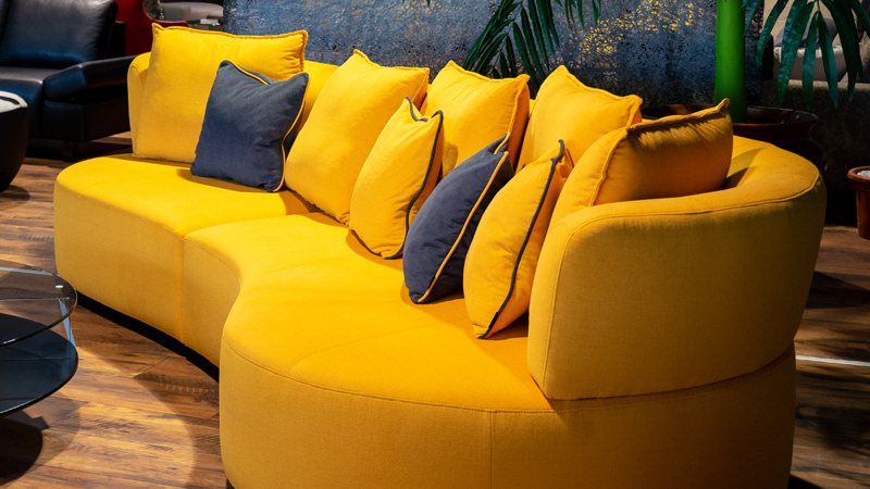 Neues Modell Palazzo seitliche Ansicht des Rückens mit geschungener Sitzfläche