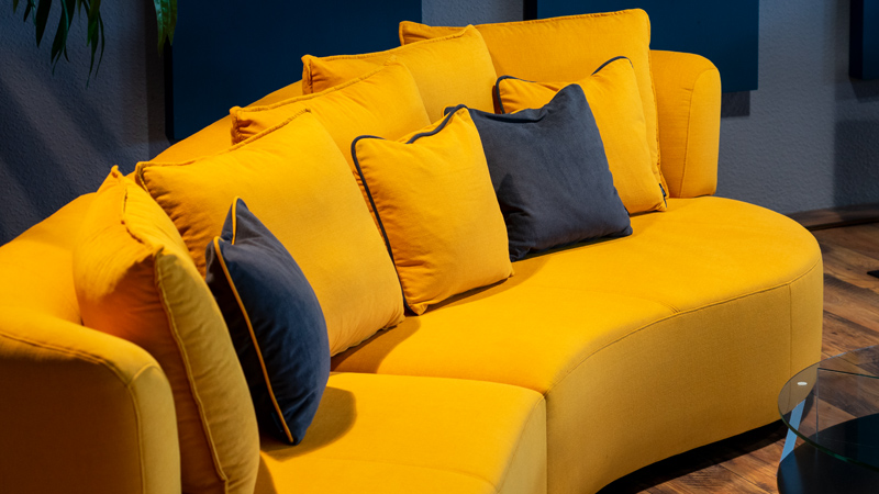 Neues Modell Palazzo Detailbild von der geschwungenen Sitzfläche mit Kissen