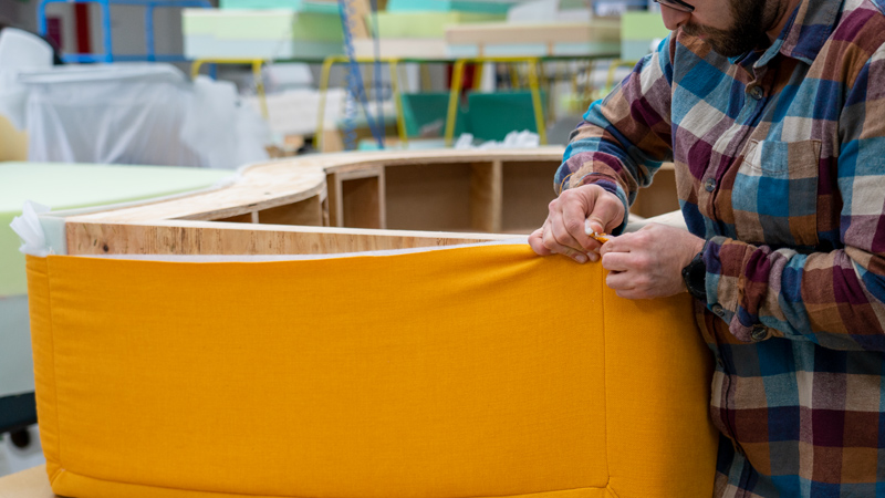 Sofa Palazzo wird bezogen in Stoff Höpke Malou gelb