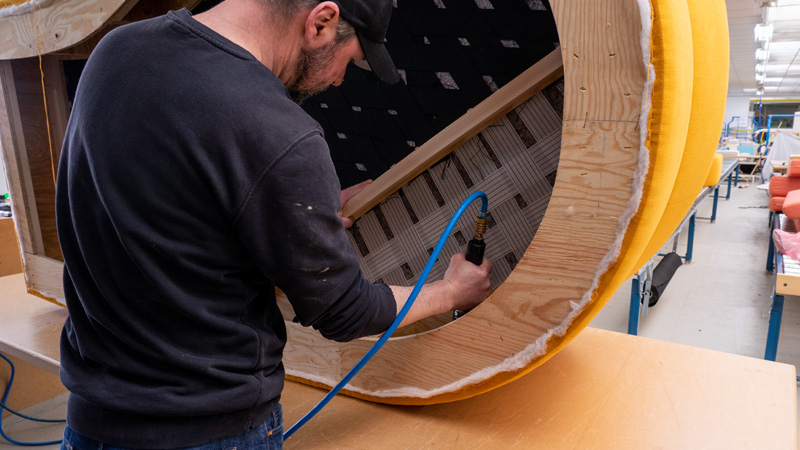 Befestigen des Rückens am Korpus bei Sofa Palazzo