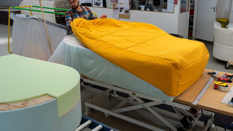 Sof Palazzo bekommt einen Stoffbezug in Sonnengelb