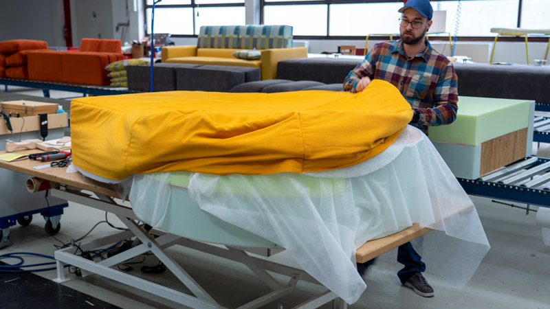 Sofa Palazzo bekommt einen Bezug in der Polsterei