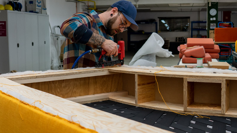 Polstern des Bezugs von Sofa Palazzo mit Drucklufttacker