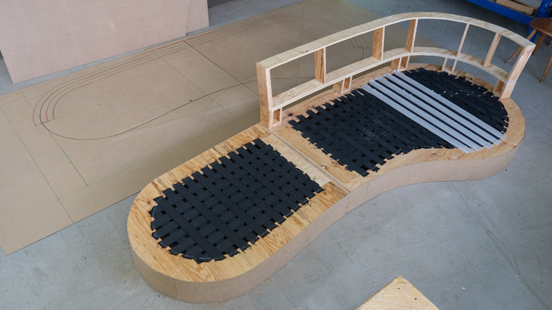 Gestell Palazzo mit Polstergurten in der Schreinerei