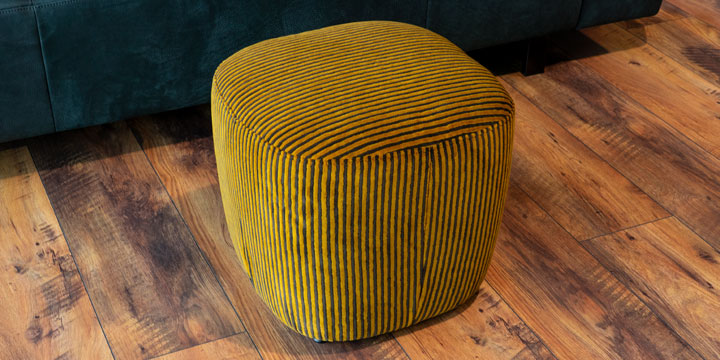 Bob - Hocker B 50 x H 50 x T 45 cm bezogen in Velours-Stoff Carlucci Days of the Wild streifen