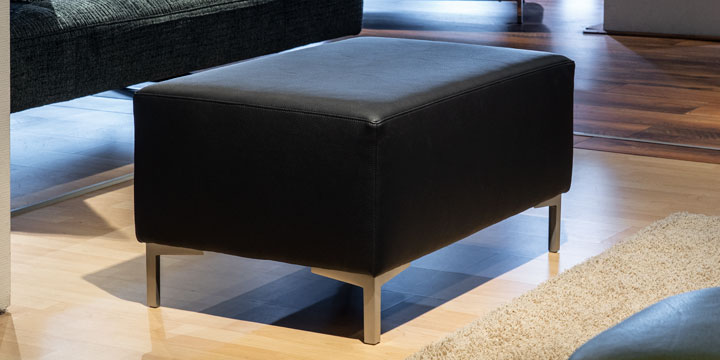 Hockerbank - ca. B 88 x H 44 x 57 cm, bezogen im Kunstleder schwarz