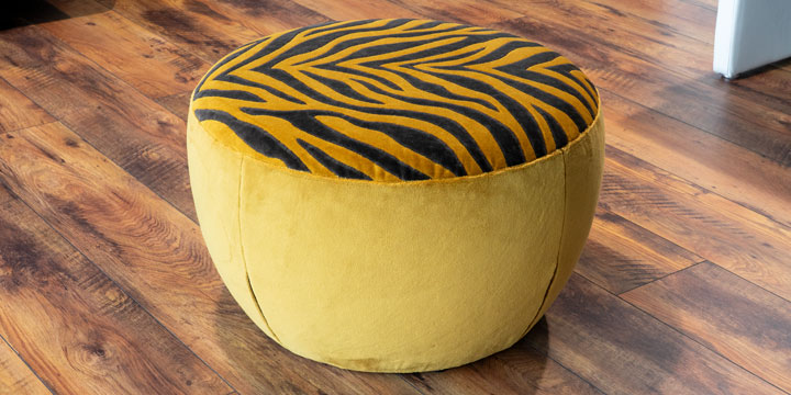 Marley - Hocker ca. Ø 70 x H 45 cm bezogen in Velours aus Carlucci Wild Shape + Waiting for you ocker