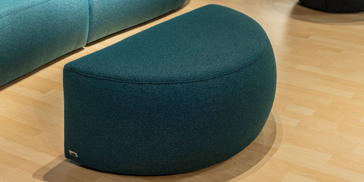 Palazzo II - Hocker halbrund ca. B 52 x H 43 x T 97 cm bezogen im Stoff JAB Chill türkisgrün