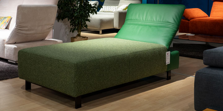 Fugo - Liegesofa ca. B 92 x H 43 x T 213 cm in einer Bezugskombi aus Stoff JAB Chico + Leder Napoli Arcadia grün