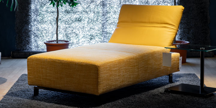 Fugo - Liegesofa ca. B 92 x T 213 cm bezogen in einer Bezugs-Kombi aus Leder Napoli Natur + Stoff Hamar gelb-beige